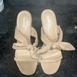 *NEW* Express tan bow heels
